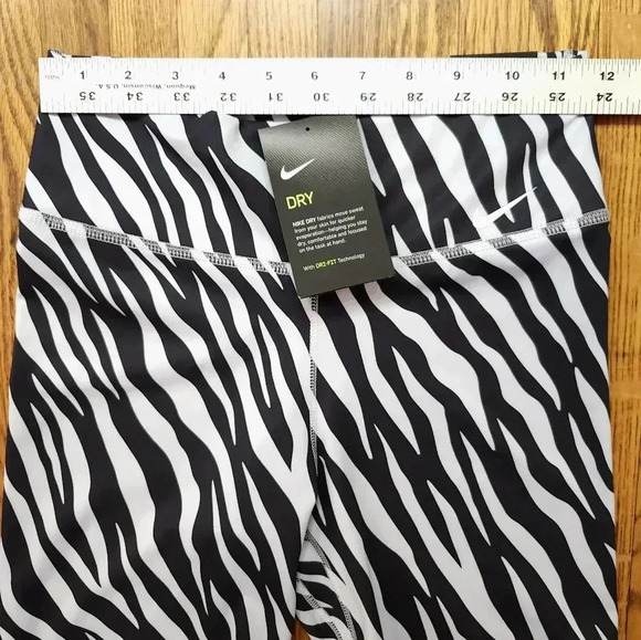 NIKE One Womens Bike Shorts Size S Zebra Tight Fit Mid Rise 7 Inch Training NEW - Picture 4 of 8